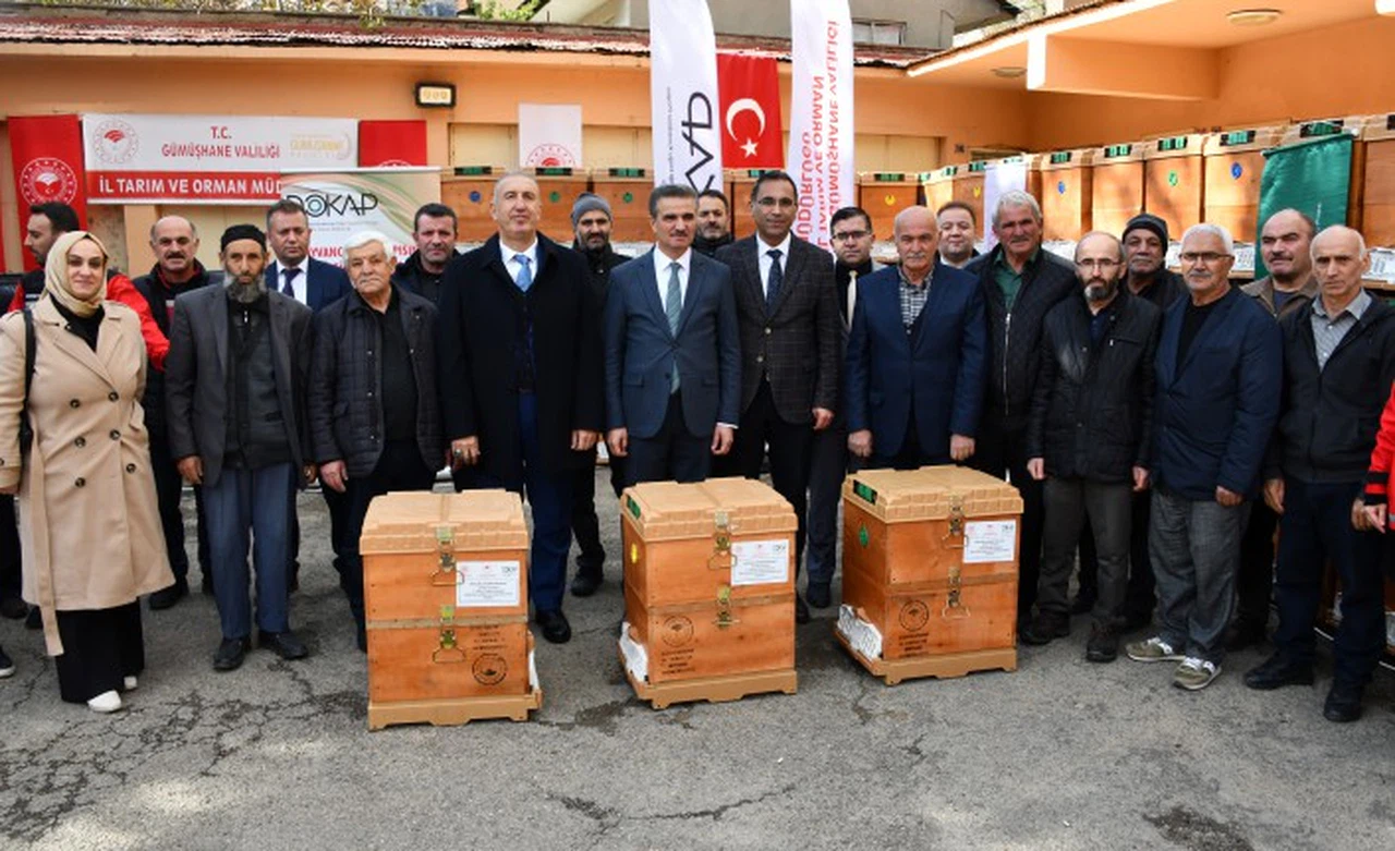 Gümüşhane'de üreticilere 2 bin 90 nitelikli kovan ve 45 yem karma makinesi dağıtıldı