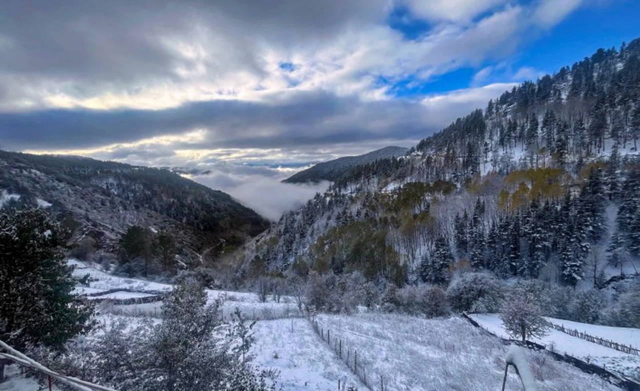 Gümüşhane’de kar ve sis buluştu ortaya şiir gibi fotoğraf çıktı