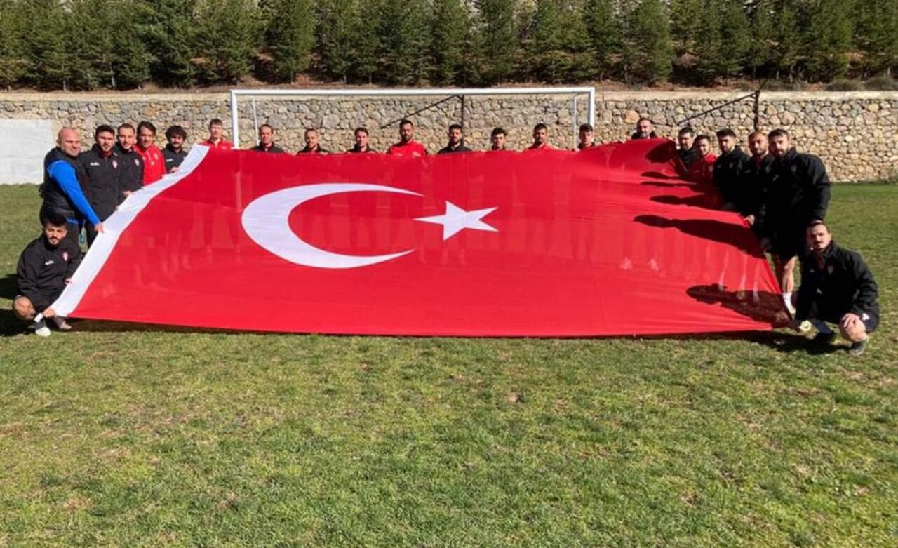 Gümüşhanespor'dan dev Türk bayrağı ile Cumhuriyet Bayramı kutlaması