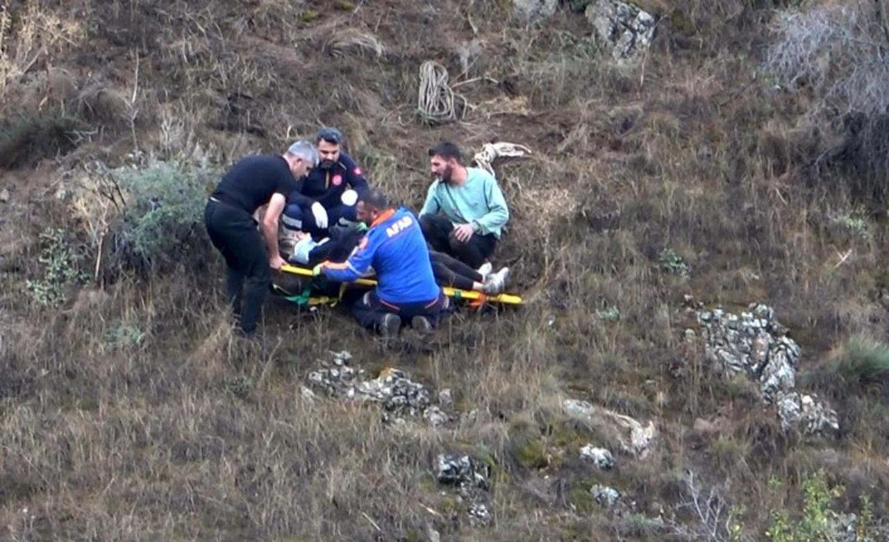 Otomobilin uçuruma yuvarlandığı kazada 4 kişi yaralandı