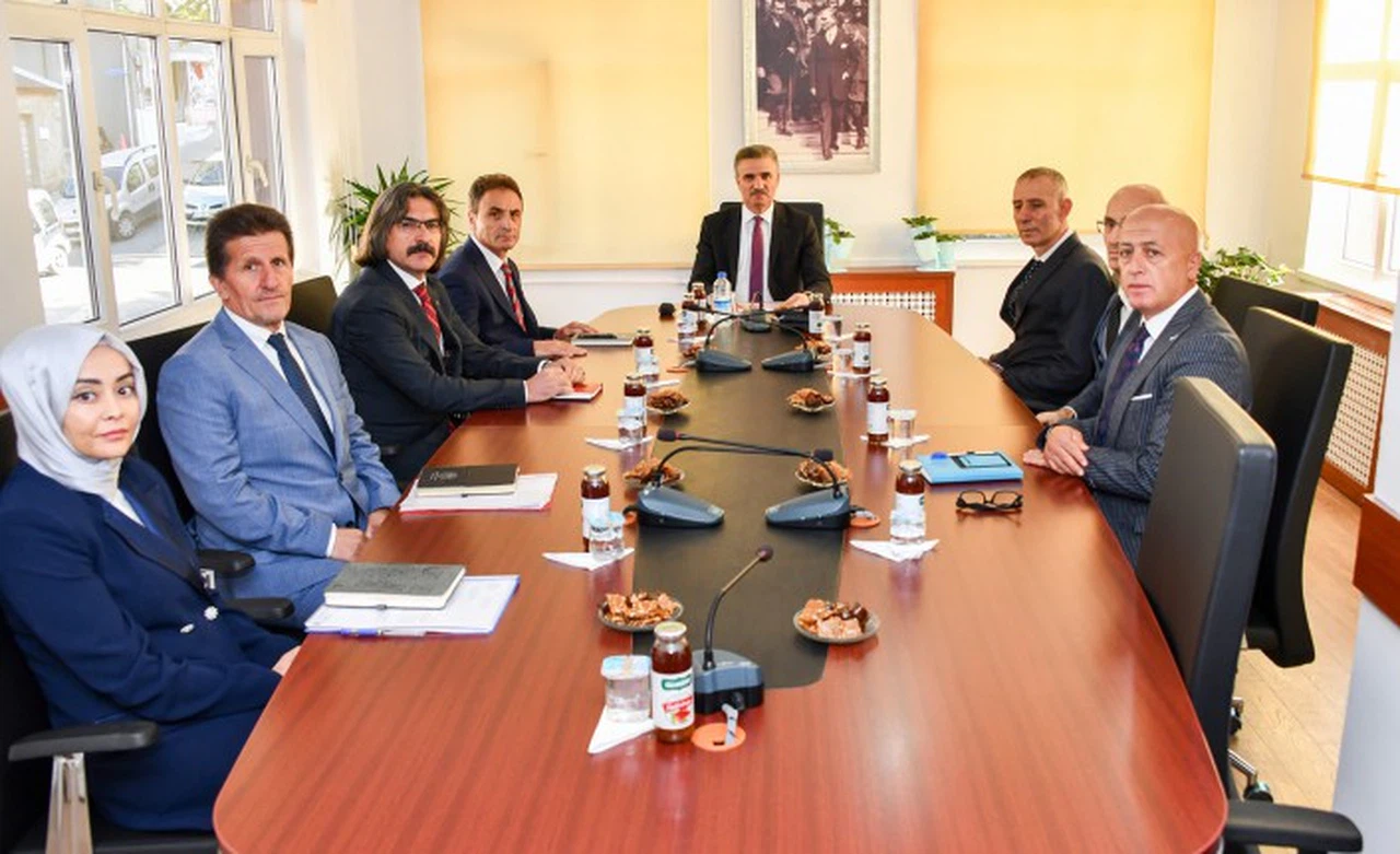 Vali Baruş, Milli Eğitim ve Sağlık Müdürlüğünden brifing aldı