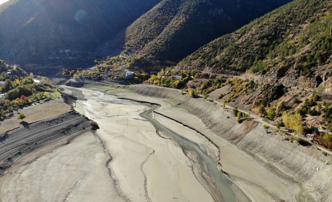 Torul Barajında göl yerini çöl manzarasına bıraktı