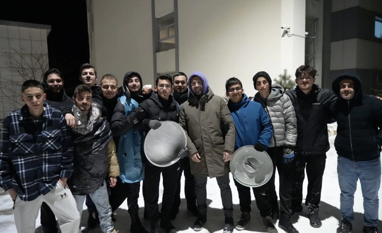 Herkes karda poşetle kayarken o çiğköfte tepsisiyle kaydı