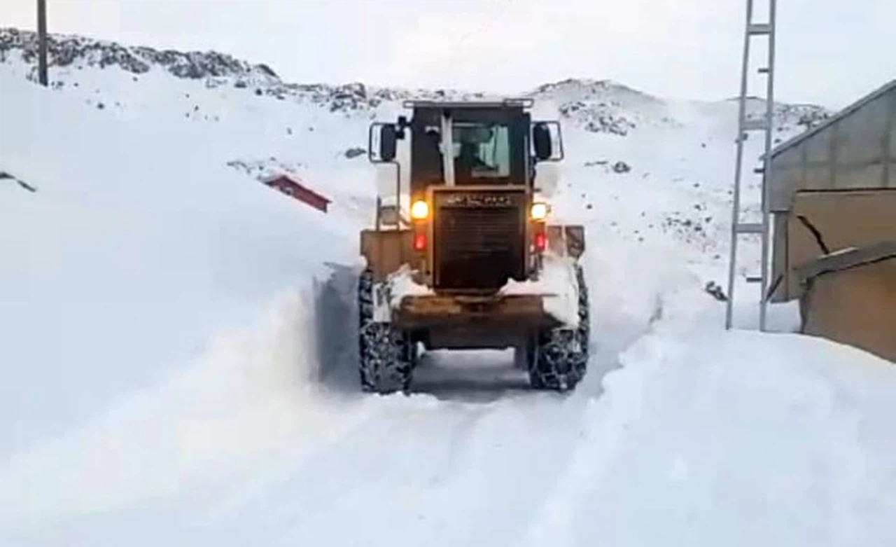 Gümüşhane'de kar yağışı nedeniyle 228 köy yolu kapandı