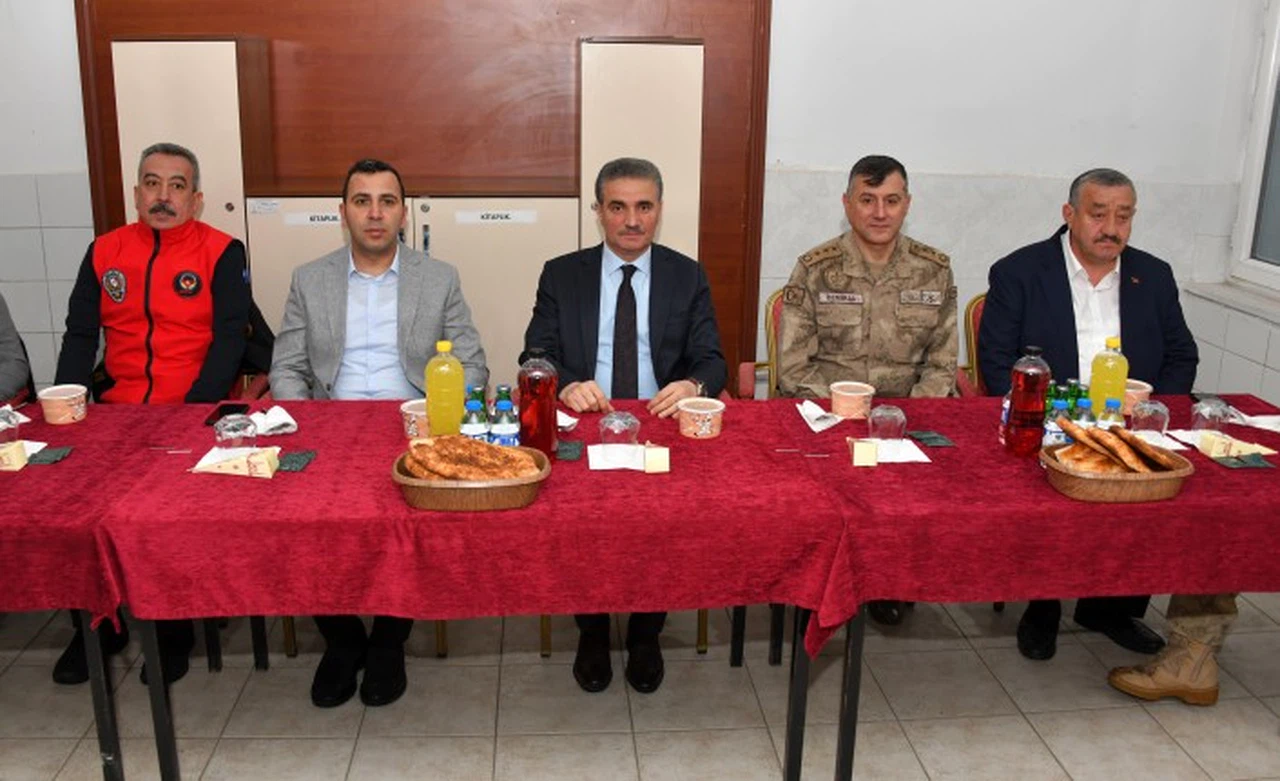 Vali Baruş iftarını Jandarma ve Komando personeliyle yaptı