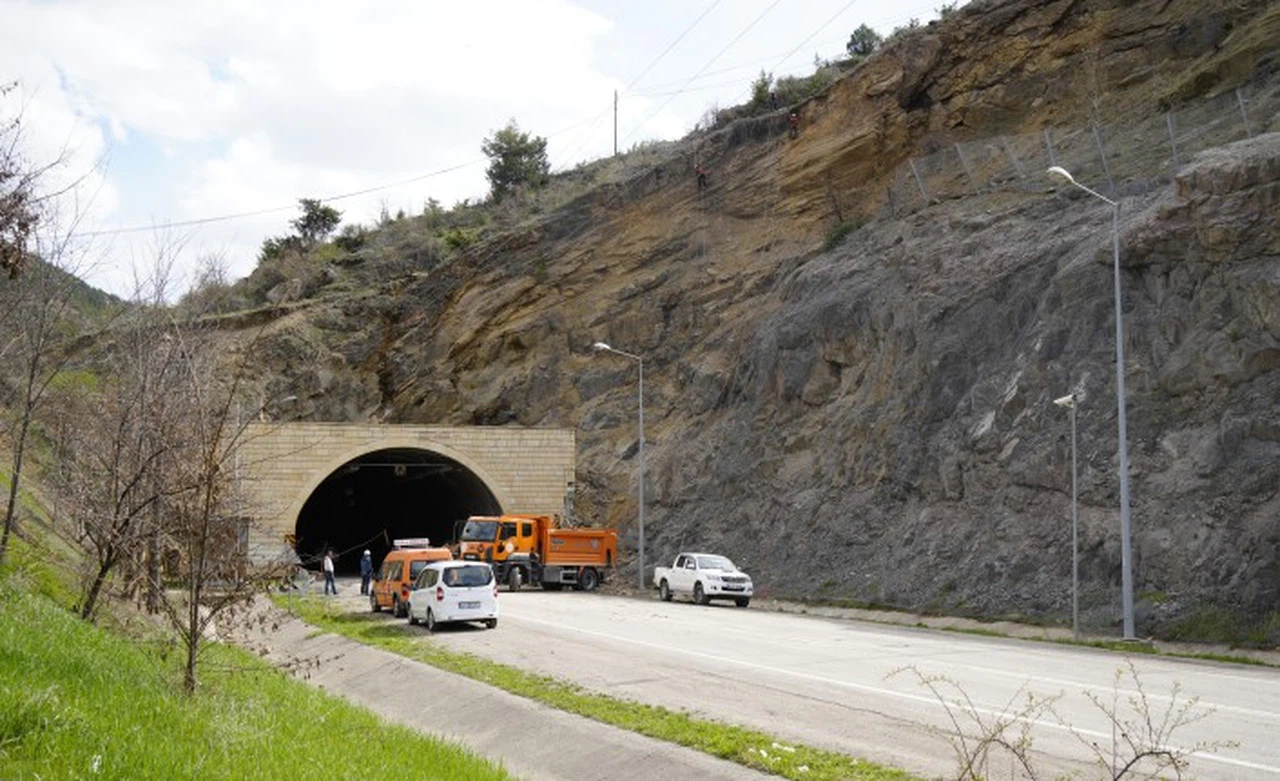 Gümüşhane'de heyelanlı bölgede temizleme çalışmaları tamamlandı