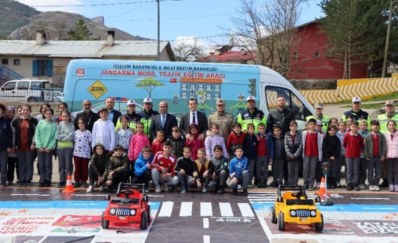 Jandarma’dan Torul’da öğrencilere uygulamalı trafik eğitimi