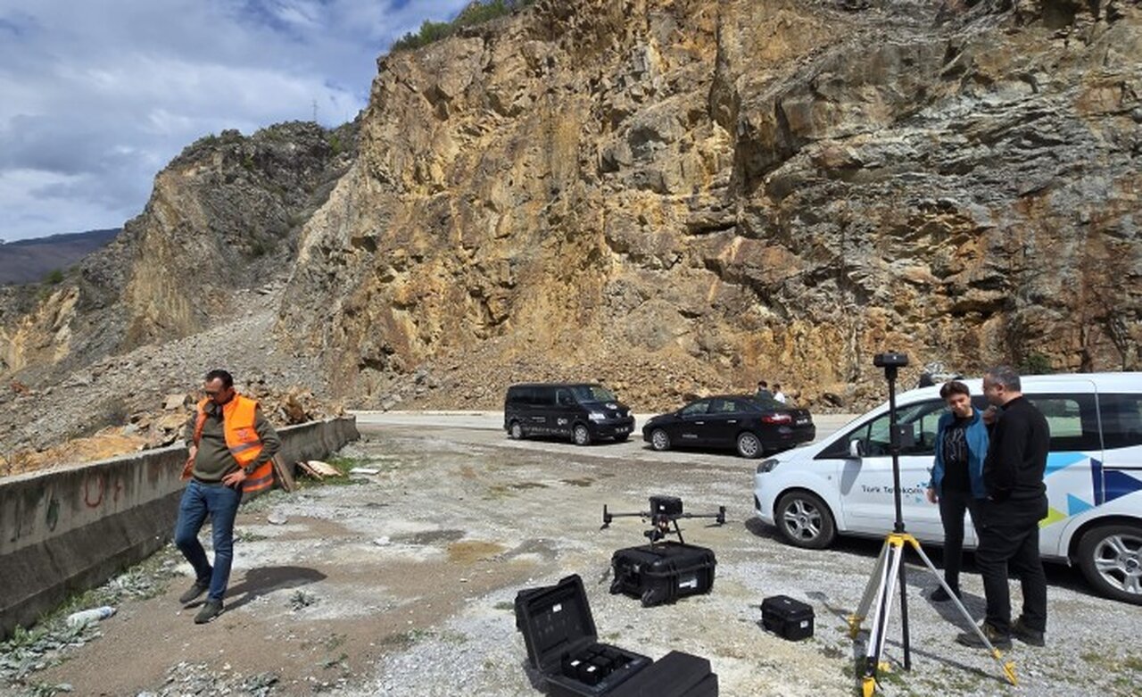 Rektör Yıldız davet etti heyelan araştırma ekibi Kürtün’e geldi