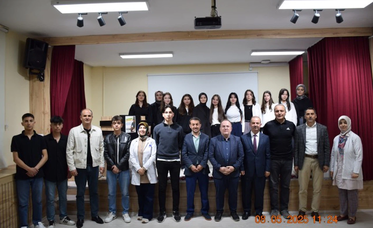 Gümüşhaneli Şair Sayit Karakaş, Mareşal Çakmak Sosyal Bilimler Lisesi’nde Öğrencilerle Buluştu
