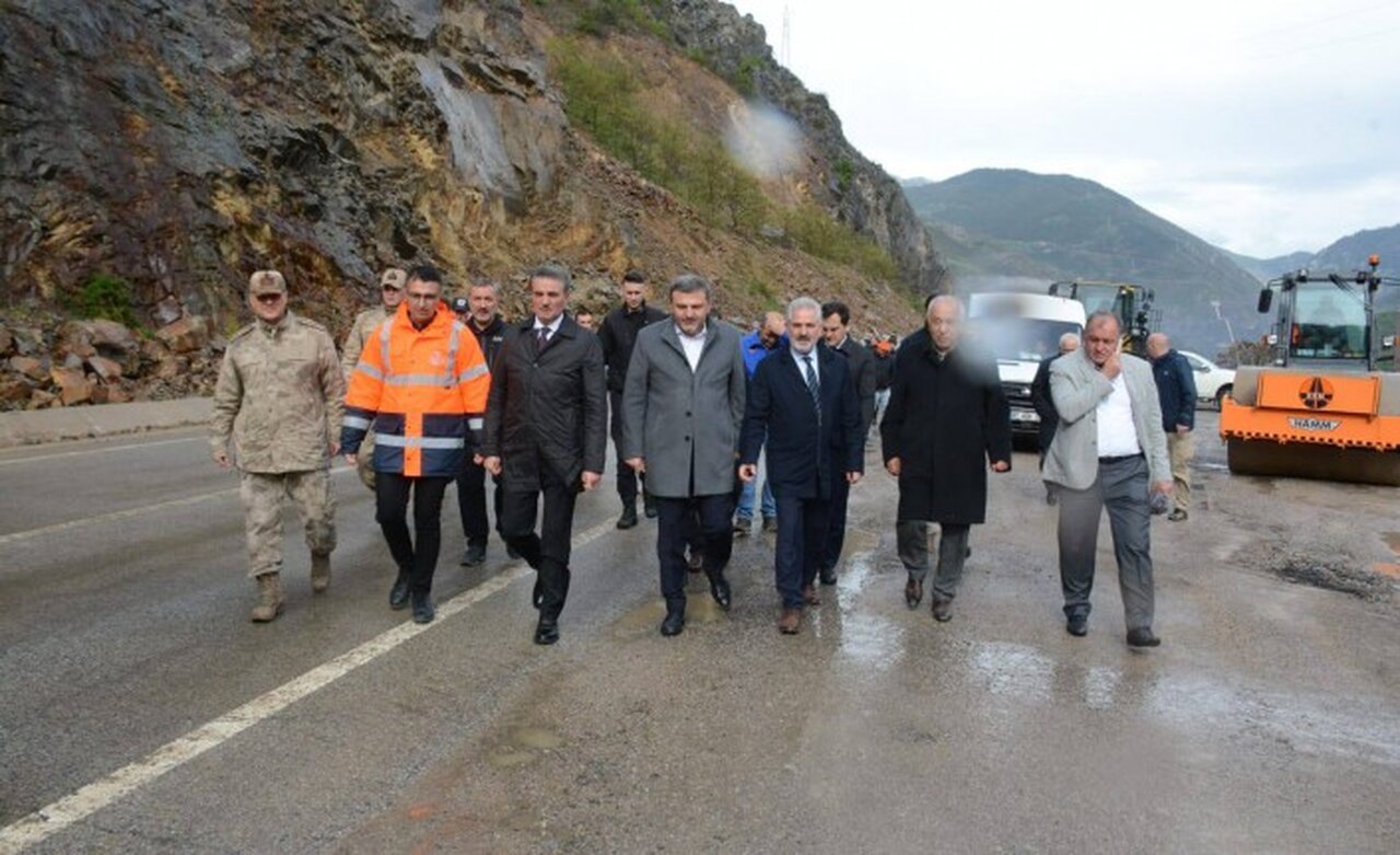 Heyelanlı yol kontrollü olarak ulaşıma açıldı