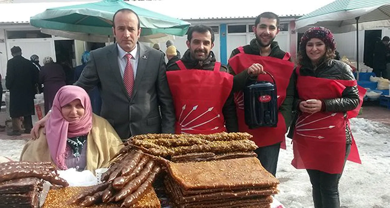 CHP’den pazar esnafına sıcak çay ikramı