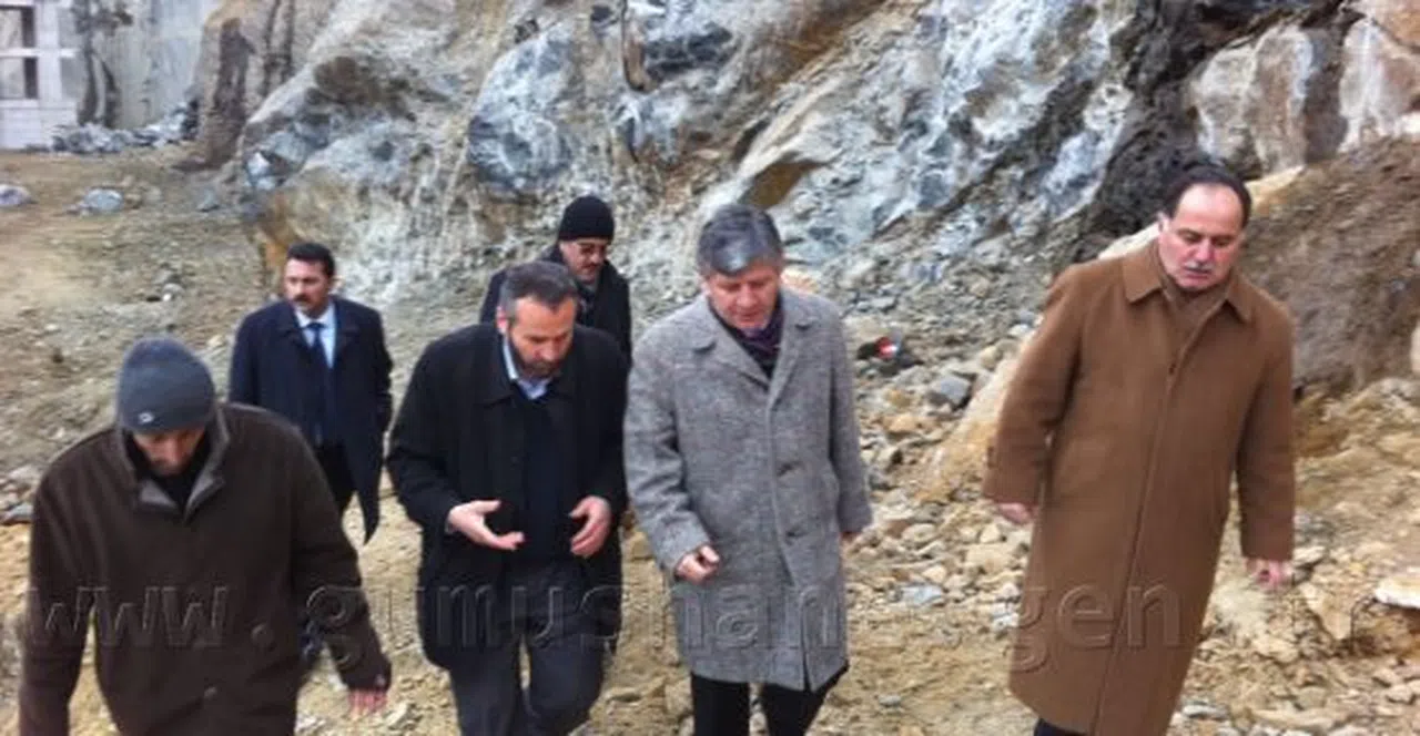 'Elimde çanta kapı kapı bu külliyenin yapılması için hayırseverlerden yardım toplarım'