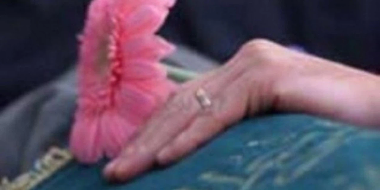 Emine TEZCAN hakkın rahmetine kavuşmuştur