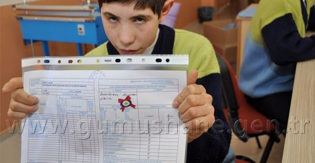 Engelli Öğrencilerin Karne Sevinci