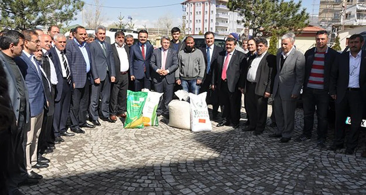 Kelkit’te çiftçilere sertifikalı yem bitkisi, patates ve kuru fasulye tohumu dağıtıldı