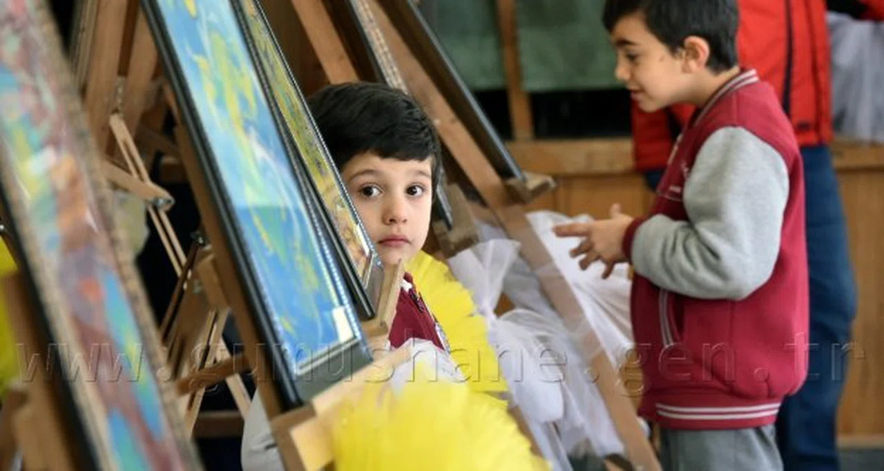 Minik öğrencilerden ebru ve vitray sergisi