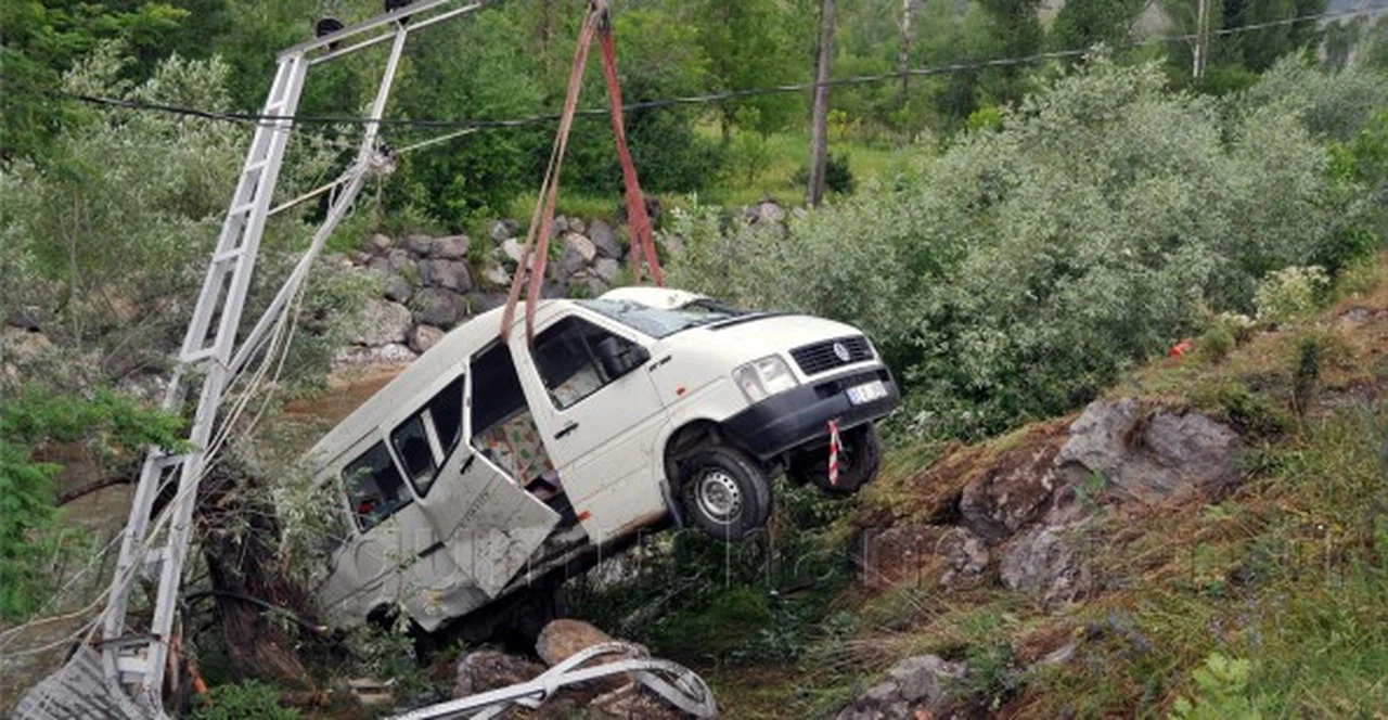 Servis Minibüsü Harşit Çayına Uçtu: 13 Yaralı
