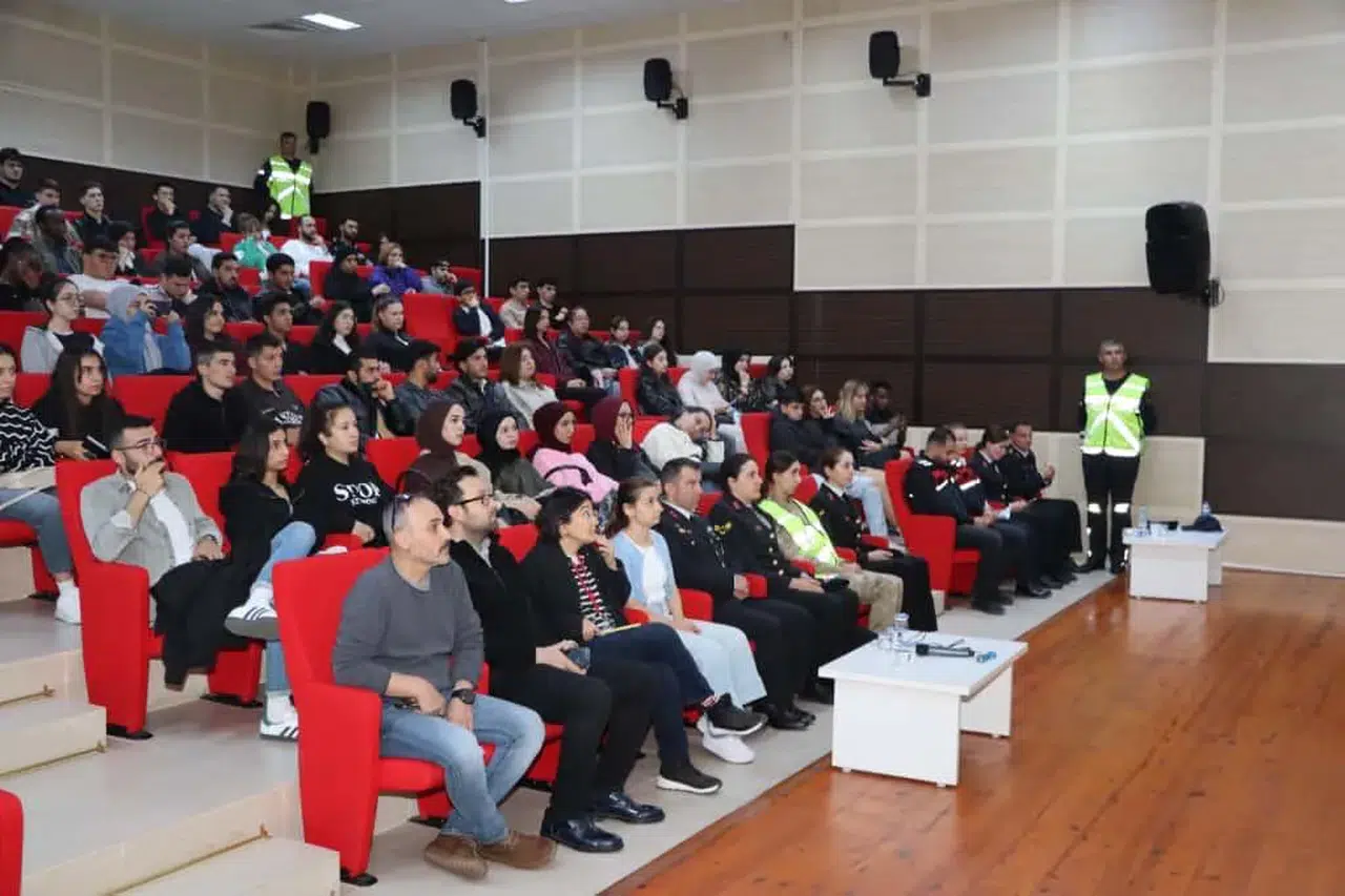 Jandarma Üniversite gençliğine suçtan korunmanın altın kurallarını anlattı