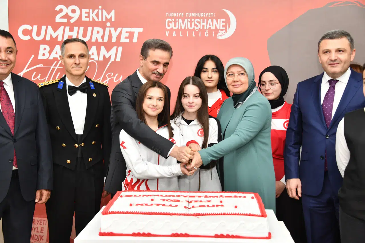 Gümüşhane'de Cumhuriyetin 102. yılında fener alayı ve kabul töreni düzenlendi