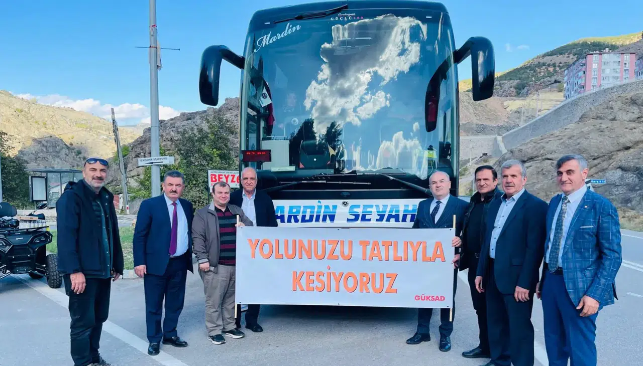 “Terörsüz Türkiye” sürecine destek için Mardin'e giden otobüsü durdurup, tatlı ikram ettiler