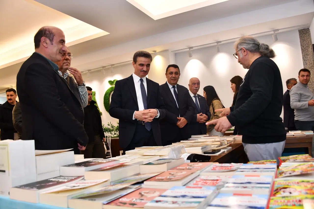 Vali Baruş Kitap Fuarı'nı ziyaret etti