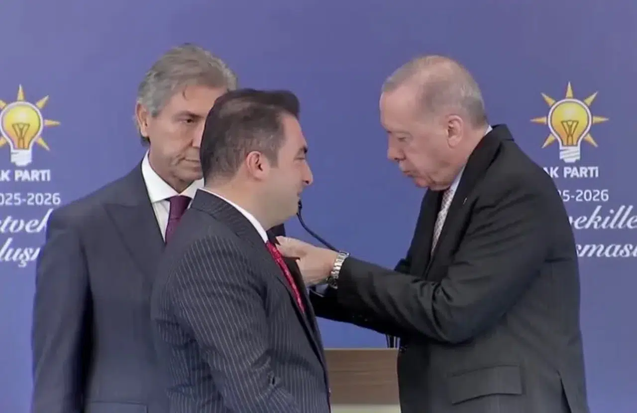 Başkan Abdulbaki Kara’ya rozetini Cumhurbaşkanı Erdoğan taktı