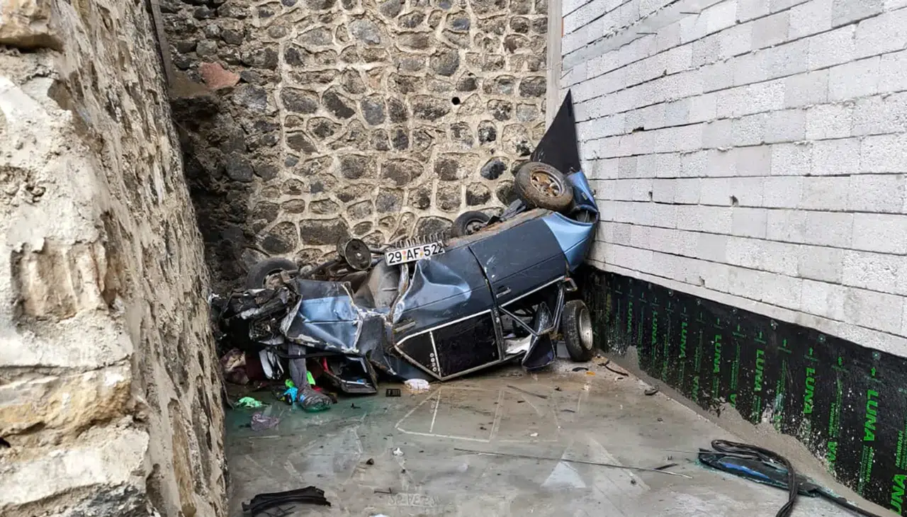 Otomobil 15 metrelik uçurumdan düştü: Sürücü yaralı kurtuldu
