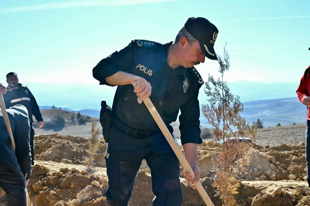 Gümüşhane Emniyetinden şehitler için 500 fidan