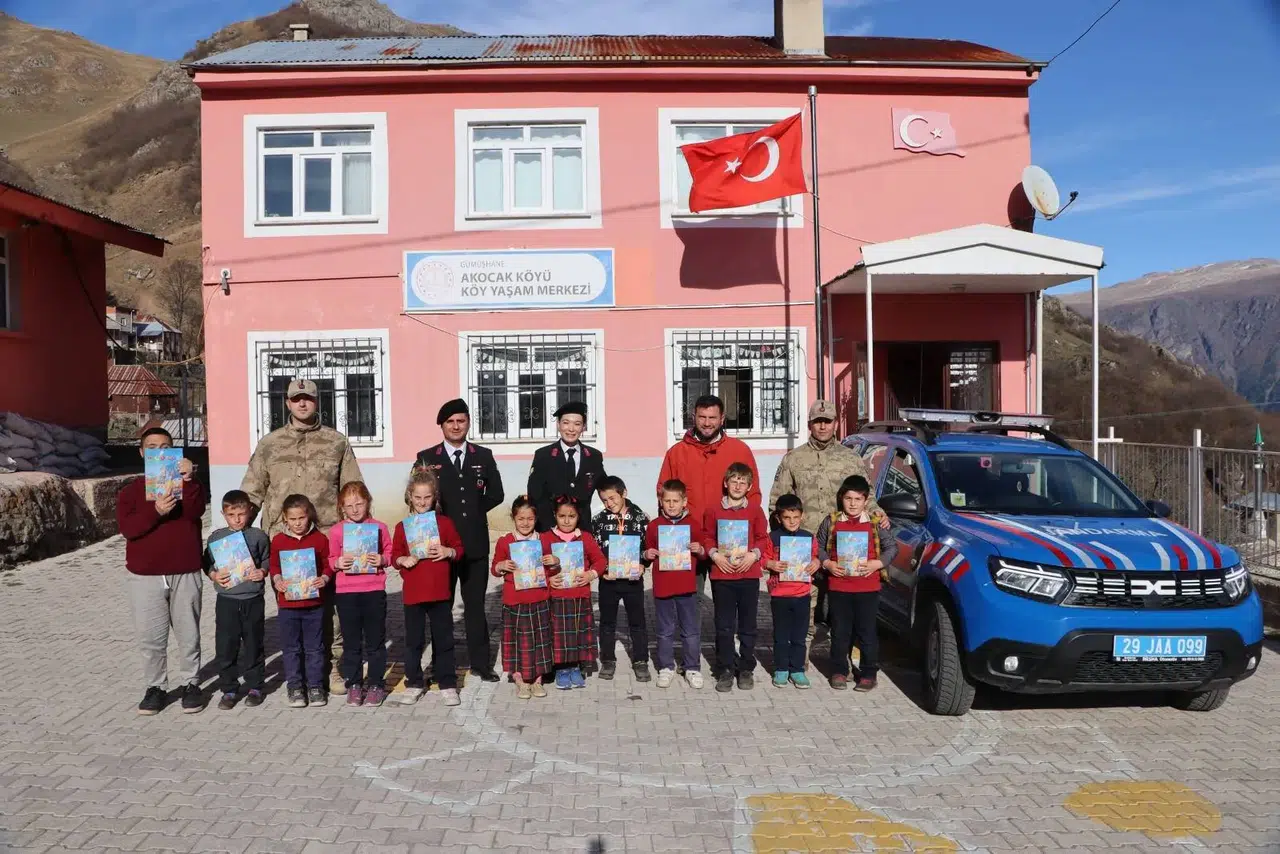 Jandarma’dan Akocak İlkokulu’na anlamlı ziyaret