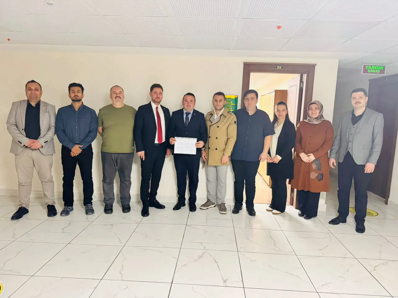 Ünlü ve yönetimi mazbatasını aldı