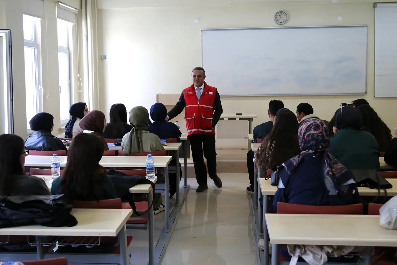 Gümüşhane Üniversitesinde dersler Kızılay yelekleriyle