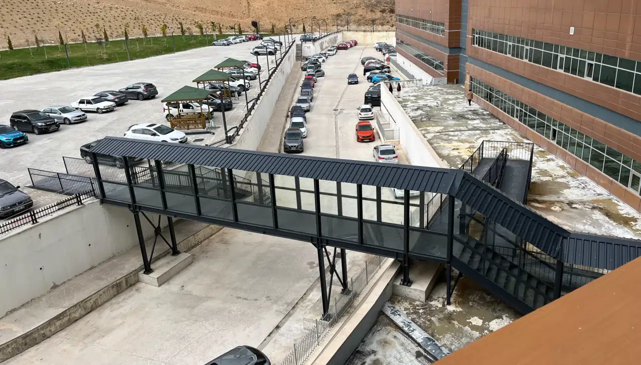 Gümüşhane Devlet Hastanesi'nde yeni yaya köprüsü hizmete girdi