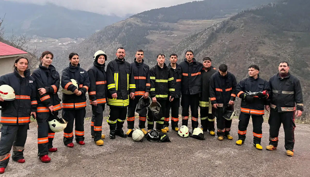 Üniversite Öğrencileri Özkürtün’deki yangına hızır gibi yetişti
