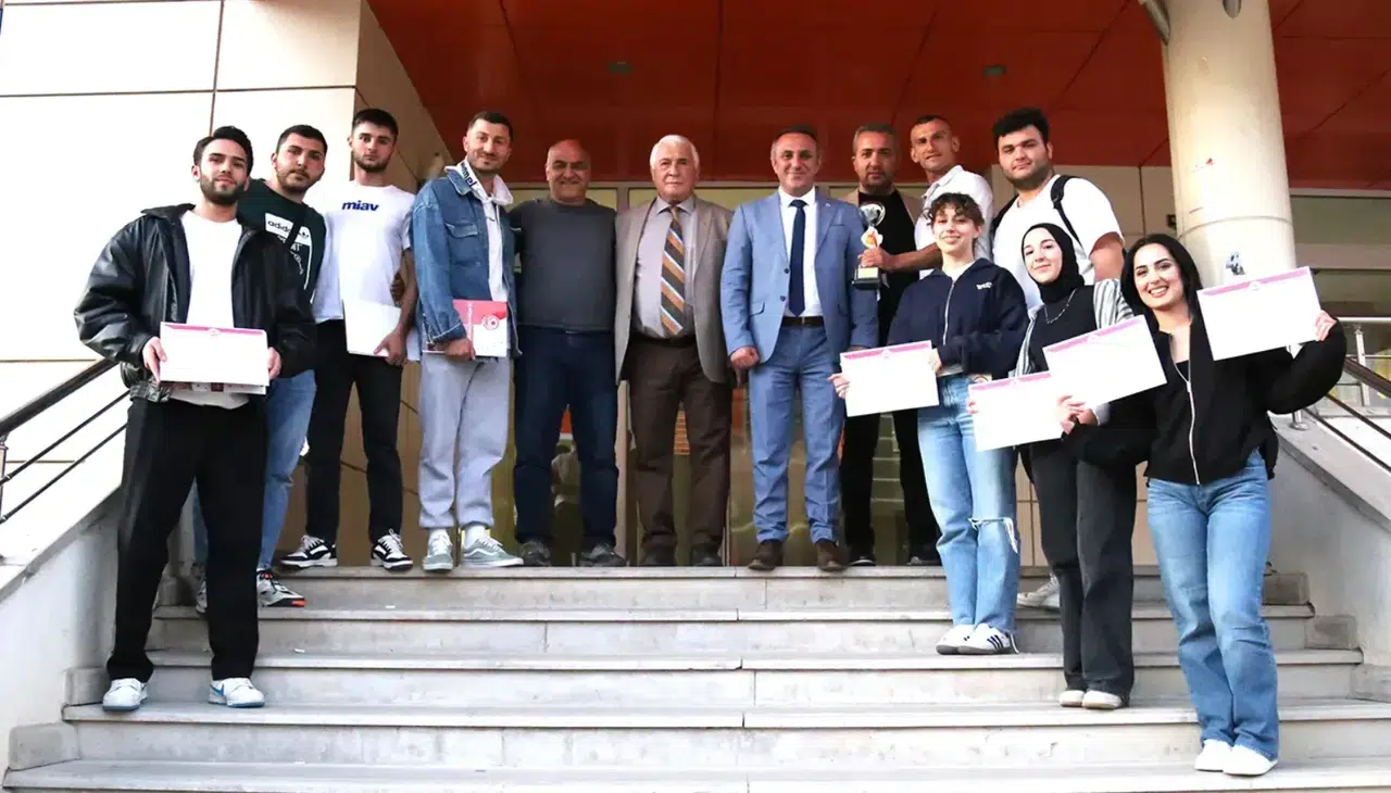 GÜ’de başarılı sporcular ödüllendirdi