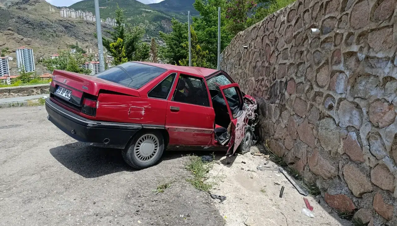 Gümüşhane'de otomobil duvara çarptı: 2 yaralı