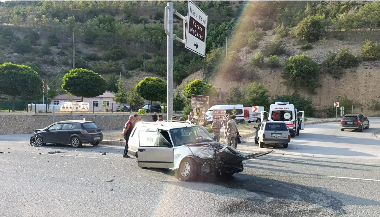 Karaca Mağarası Kavşağında Feci Kaza: 1'i Bebek, 7 Kişi Yaralandı