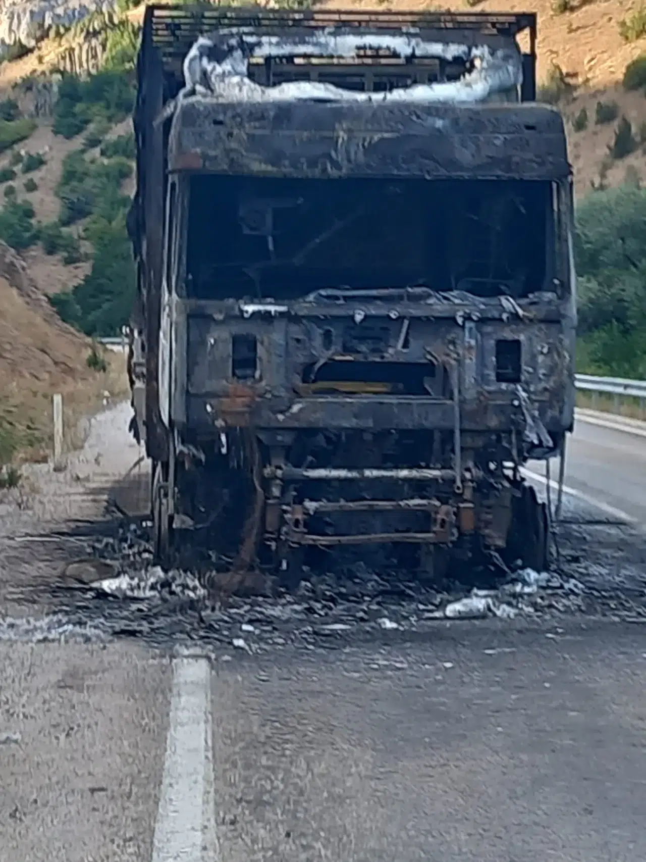 Gümüşhane'de Korkutan Yangın: Çekici Alevlere Teslim Oldu