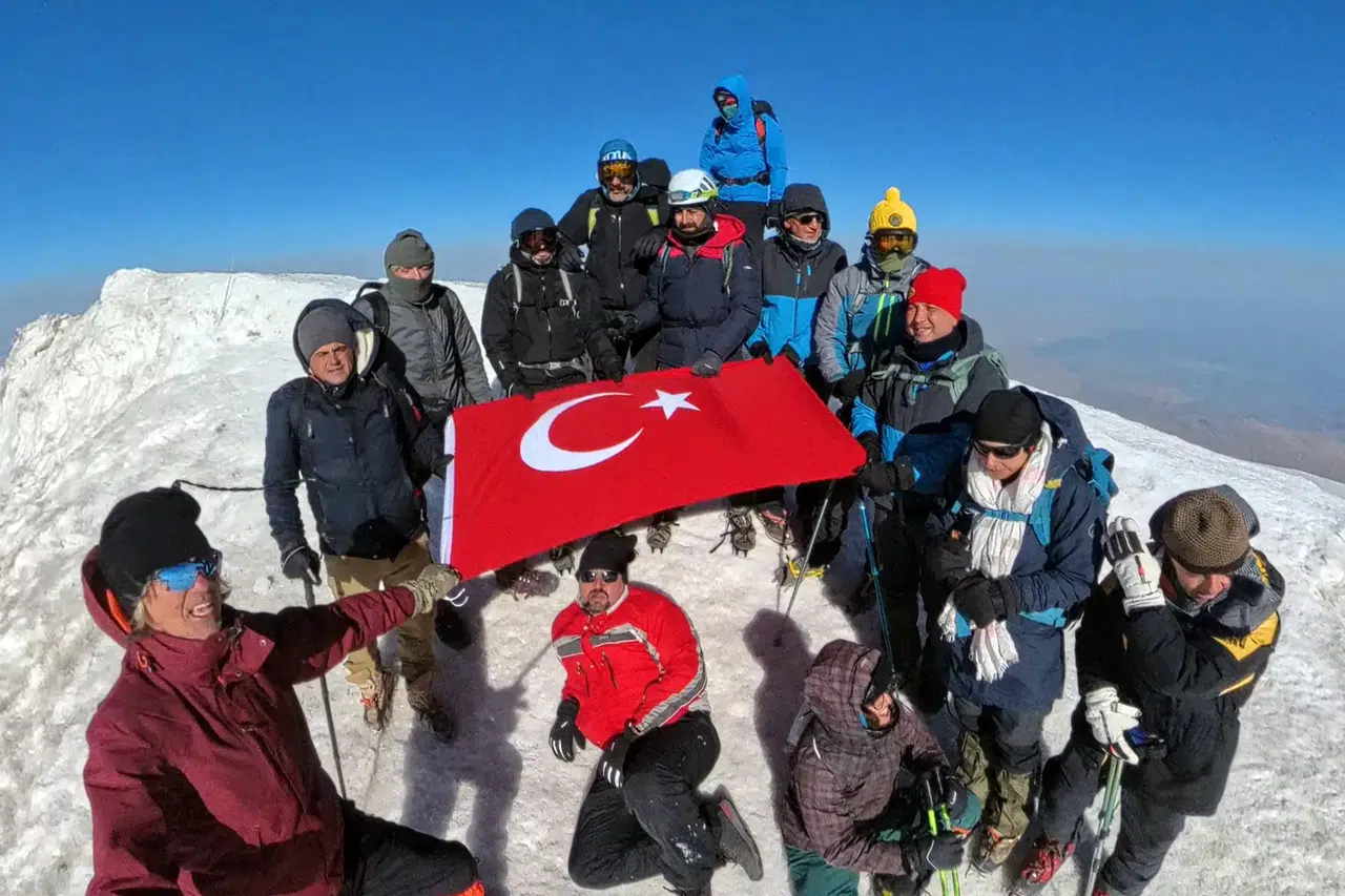 Türkiye'nin çatısında, 5 bin 137 metrede “zirve dostluğu”