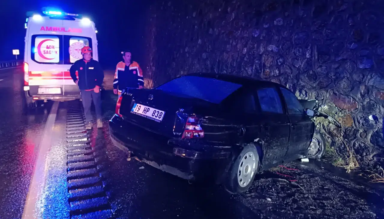 Zigana'da otomobil duvara çarptı: 3 yaralı