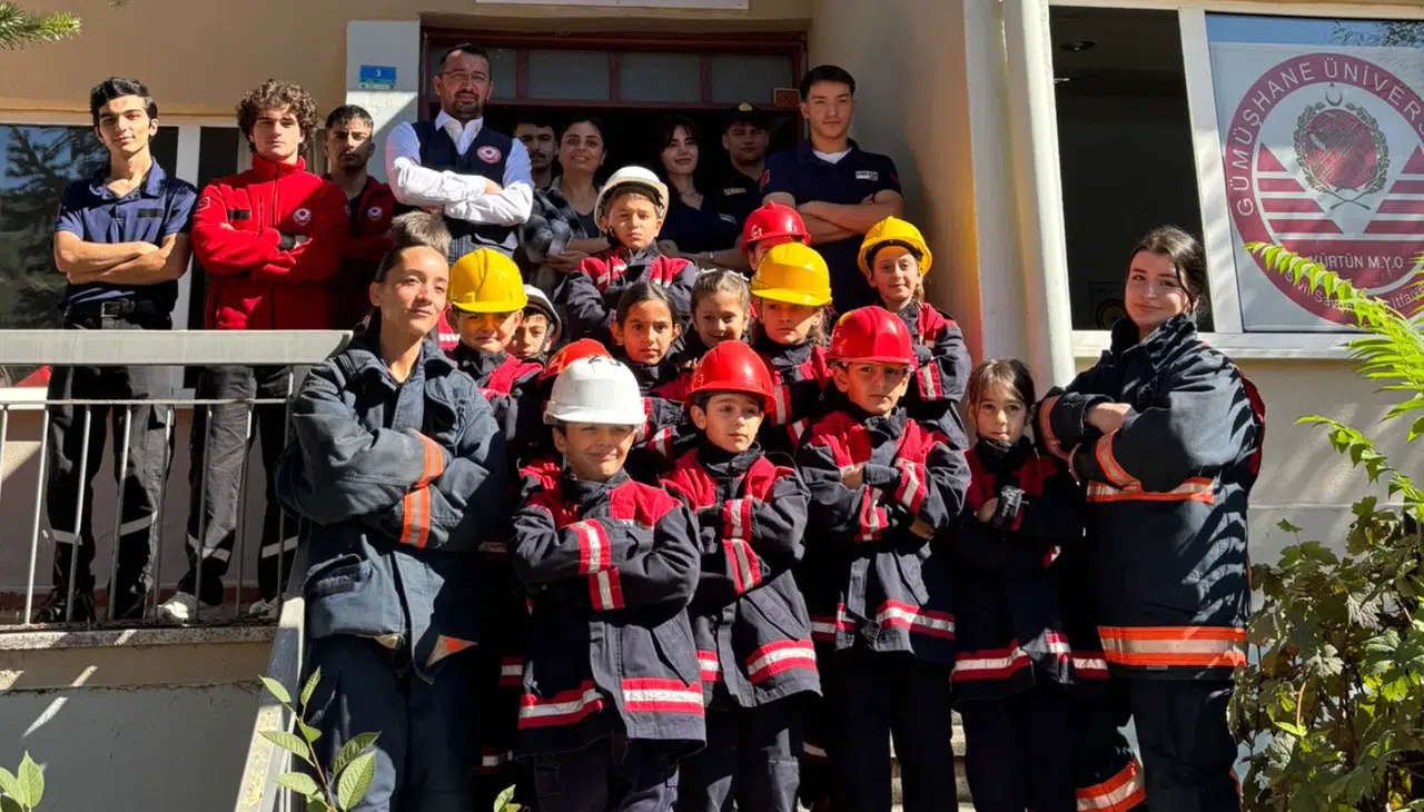 Minik öğrencilere itfaiyecilik eğitimi