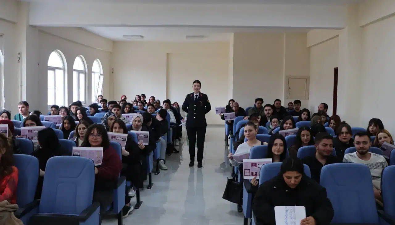 Gümüşhane İl Jandarma Komutanlığı Şiran’da geleceğin sağlıkçılarını bilgilendirdi