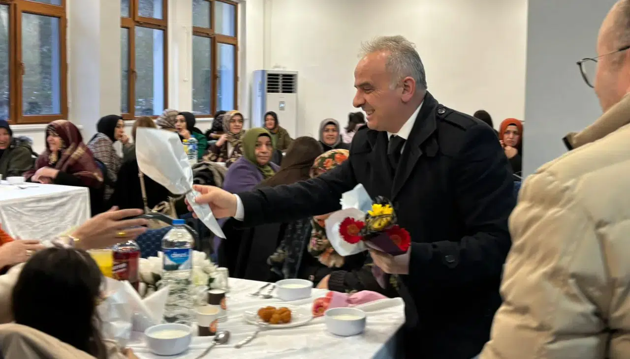Tekke Belediyesi’nin 8 Mart Dünya Kadınlar Günü iftar programı yoğun ilgi gördü