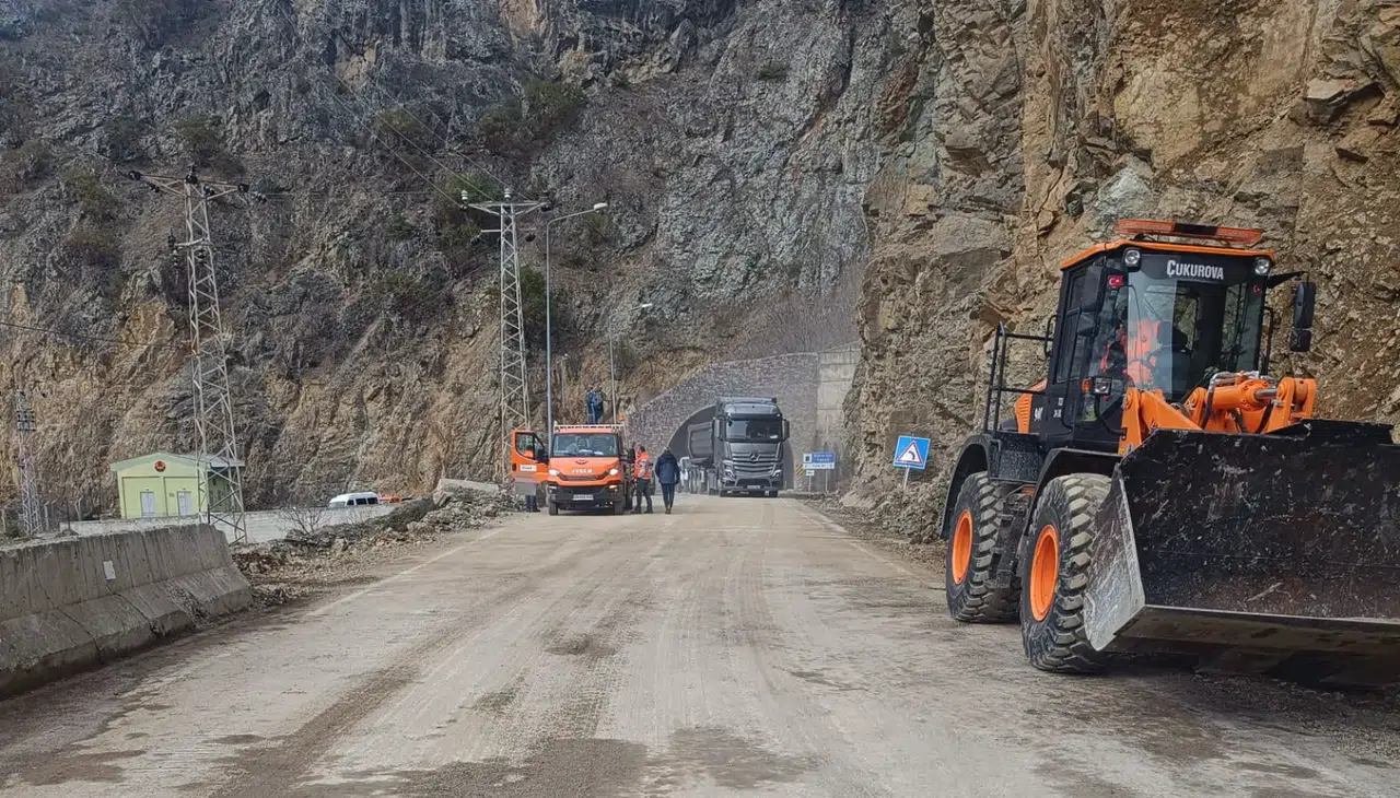 Gümüşhane’de heyelan sonrası kapanan yol yeniden ulaşıma açıldı