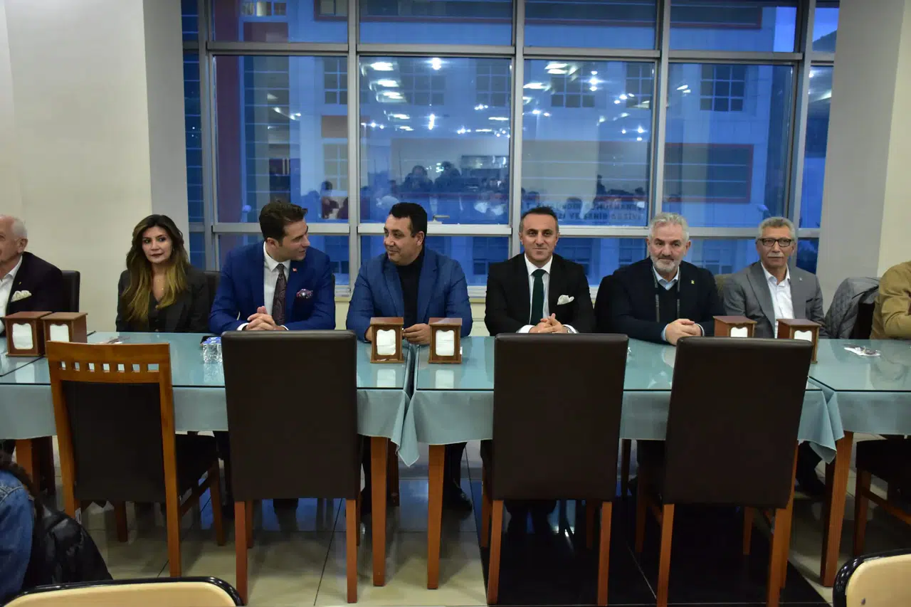 Gümüşhane Üniversitesi’nde protokol ve öğrenciler Kadir Gecesi iftarında buluştu