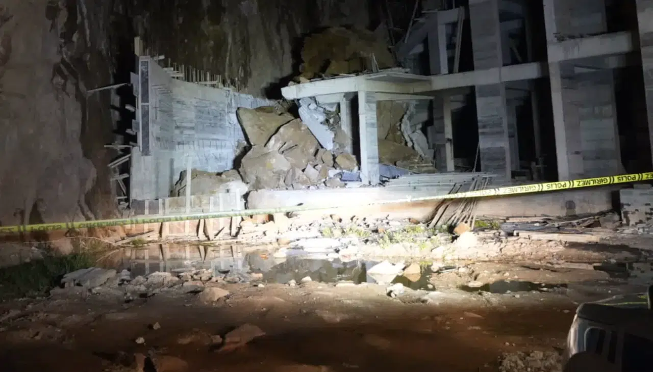 Gümüşhane’de dev kayalar gece yarısı binanın üstüne düştü