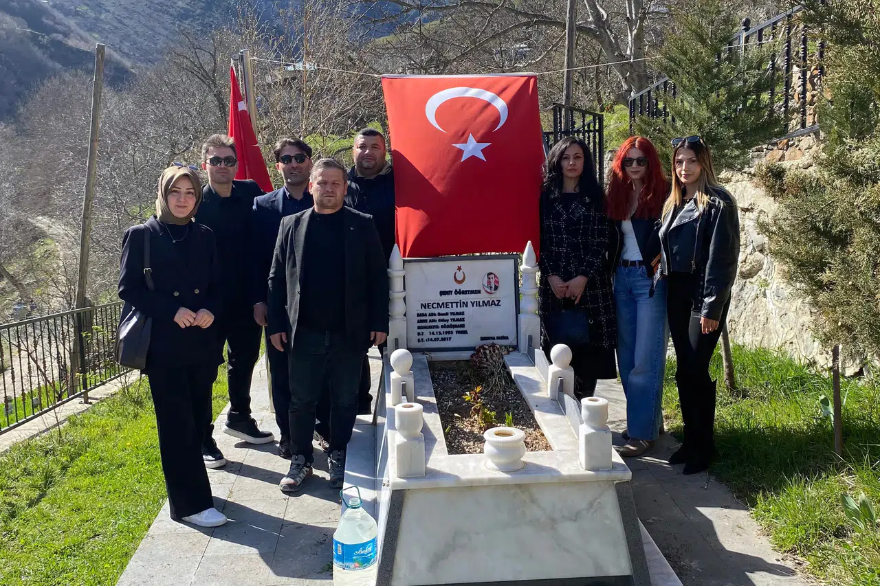 Türk Eğitim-Sen Kelkit Şubesi'nden Şehit Öğretmen Necmettin Yılmaz'ın Kabrine Anlamlı Ziyaret