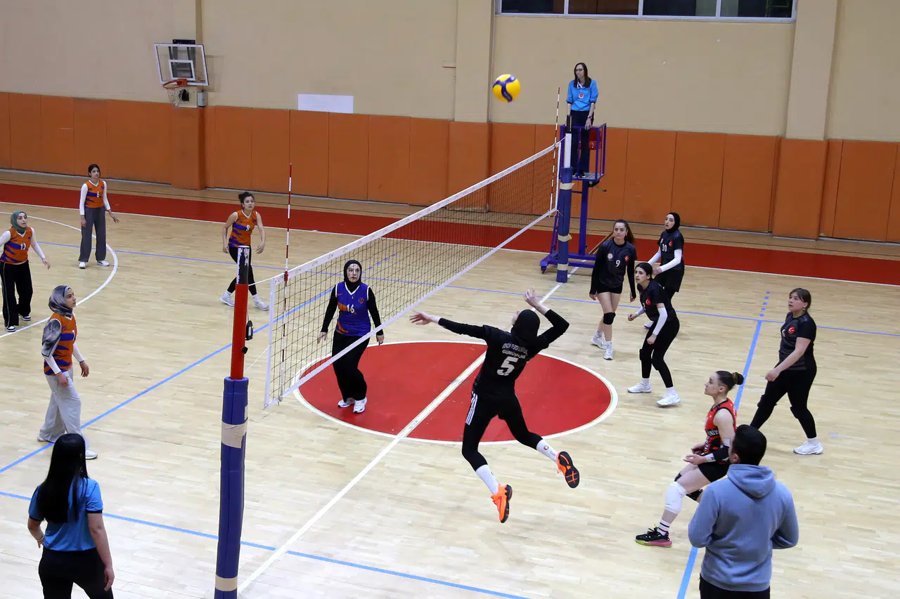 Gümüşhane’de Şenlik Ateşi Sporla Yandı: Üniversitede Büyük Heyecan!