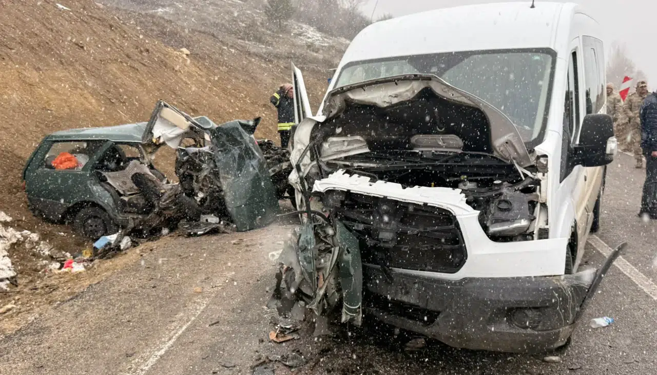 Kelkit’te feci kaza: Öğretmen servisi ile otomobil çarpıştı: 1 ölü, 10 yaralı