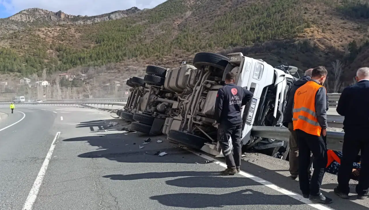 Virajı alamayan TIR bariyerlere saplandı: Sürücü yaralandı