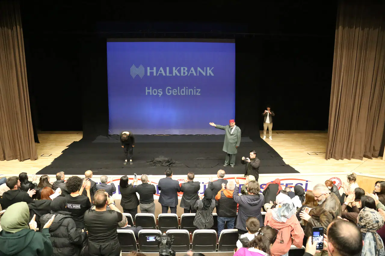Ahmet Yenilmez'den Gümüşhane’de Dev Performans! 65. Gösterim Ayakta Alkışlandı